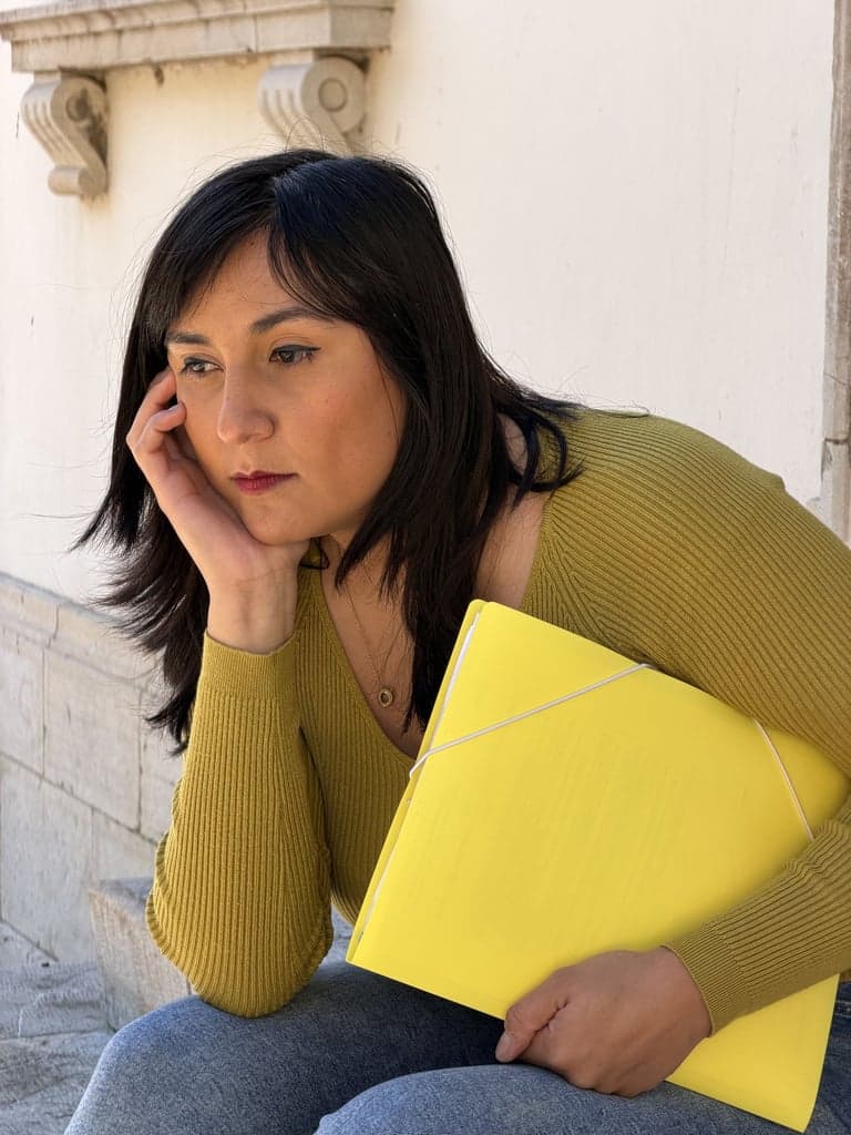 Kobieta z żółtą teczką